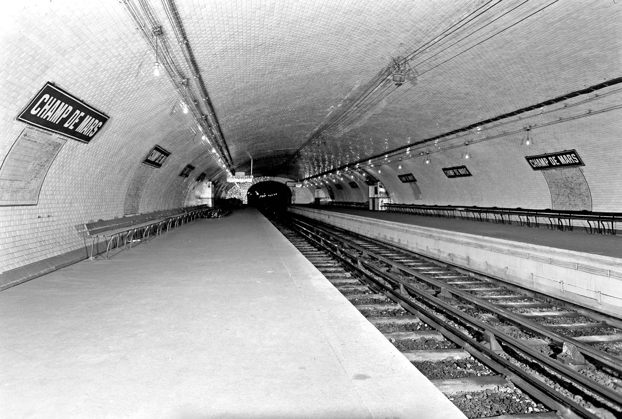 Staţia de metrou Champ de Mars, închisă în 1939 din cauză că genera un trafic foarte slab. Câteva scene din romanul Le Prince blessé (1974), de René Barjavel, se petrec în acest subteran.