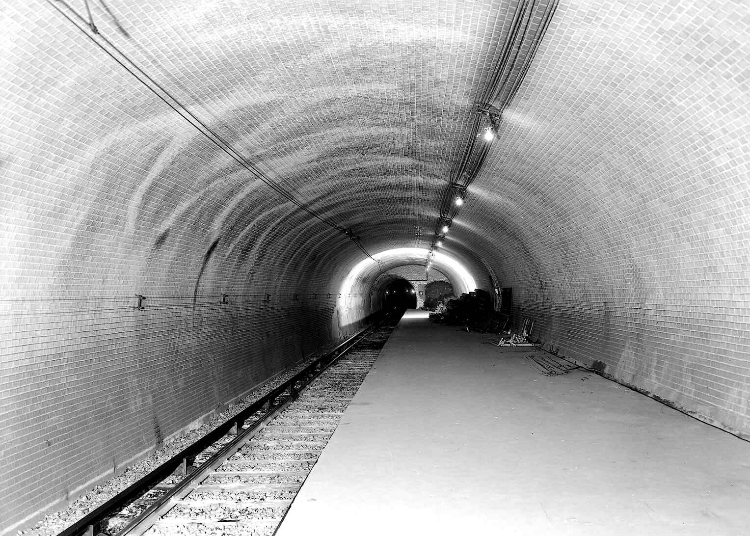 Staţia de metrou Haxo, construită în 1910, nici aici nu a călcat picior de călător. La fel, nu permite acces din exterior. Nu dispune decât de o singură linie. Courtesy of RATP.