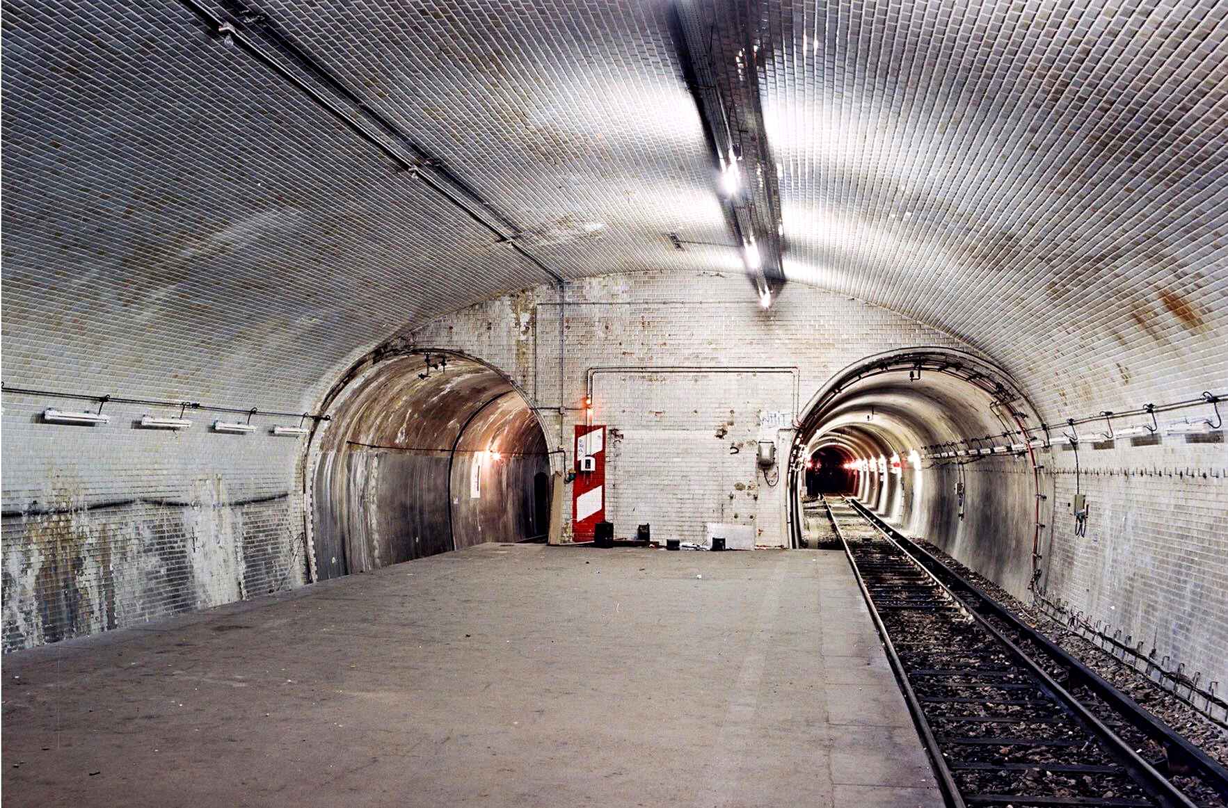Staţia de metrou Porte Molitor, construită în 1923, e o staţie în care nici un călător nu a pus piciorul. Accesul către staţie nu a fost niciodată finalizat; Porte Molitor e folosită în prezent pe post de depou. Co