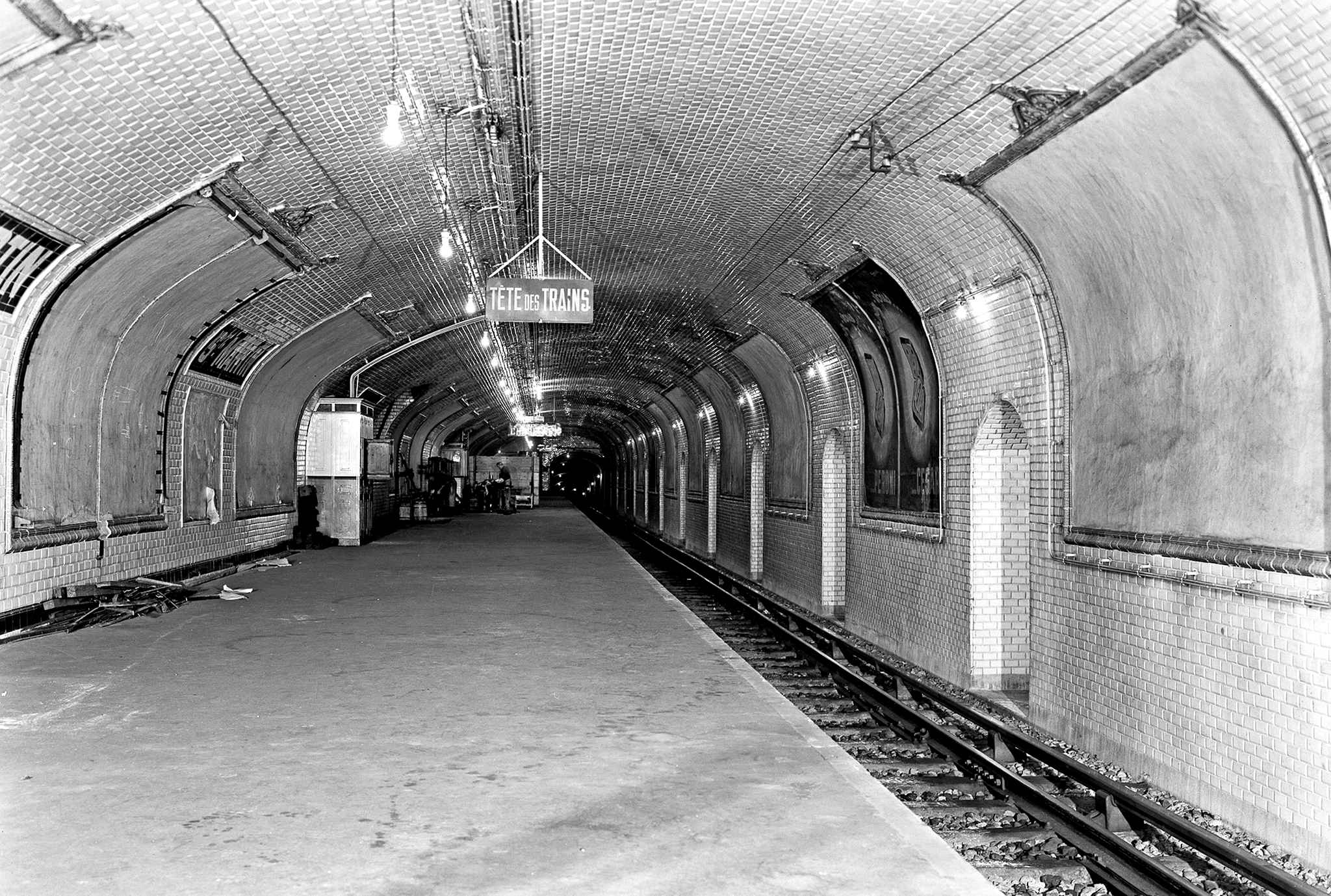 Staţia de metrou Stain-Martin, deschisă în 1928 şi închisă definitiv în 1939. Ridley Scott a filmat aici câteva scene folosite în promovarea filmului Prometheus. Courtesy of RATP