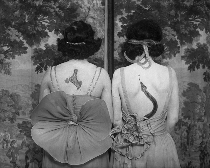 Women wearing tattoos and costumes. Photographer anonymous.  CORBIS pour Bettmann