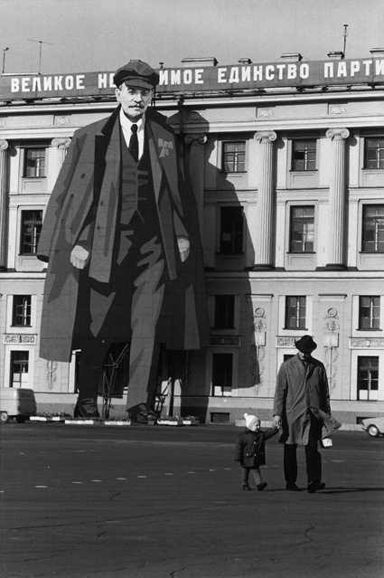 Henri Cartier-Bresson, A portrait of Lenin decorates a facade of the Winter Palace for May Day celebrations and to commemorate the victory over the Nazis, Sovjet Union, Leningrad, 1973, © Henri Cartier-Bresson-Magnum Photos
